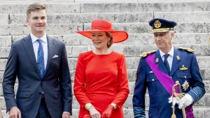 Foto van prins Gabriël, koningin Mathilde en koning Filip bij het Te Deum in 2023.