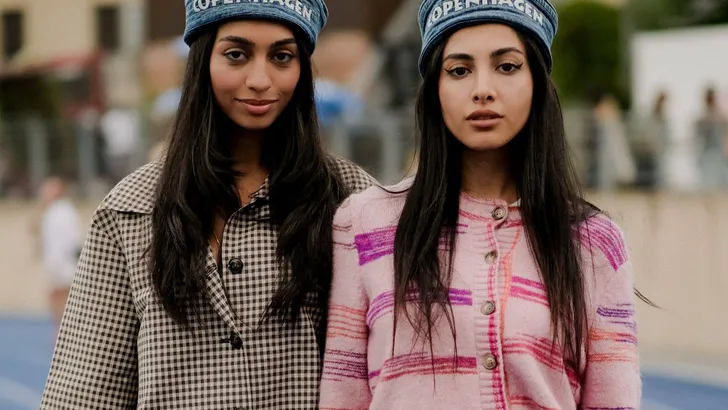 Vriendinnen met stijlvolle looks.