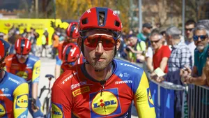 Bauke Mollema staat stil en toont de tekenen van de strijd, passend bij zijn status als een van de meest ervaren renners in de WorldTour.