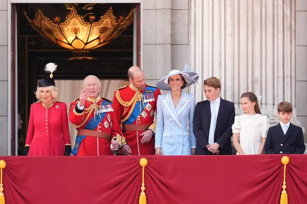 Balkon van Buckingham Palace met koningin Camilla, koning Charles, prins William, prinses Kate, prins George, prinses Charlotte en prins Louis, Trooping the Colour 2026.