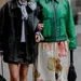 Twee stijlvolle vriendinnen met mooie outfits aan.