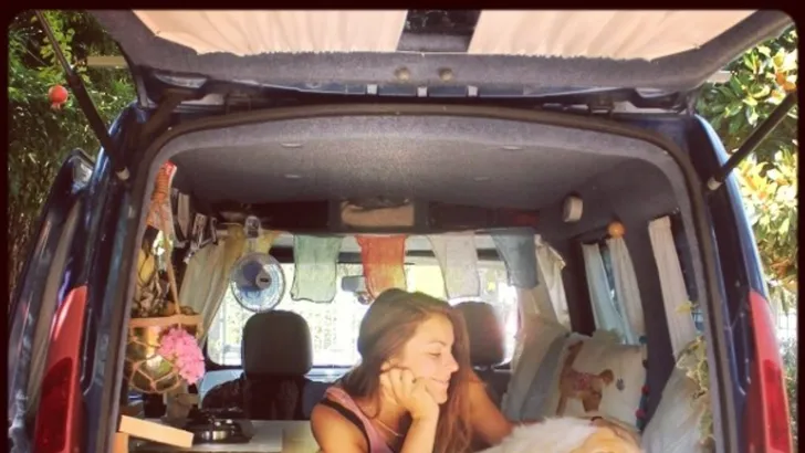 Deze vrouw reist de wereld rond met haar hond