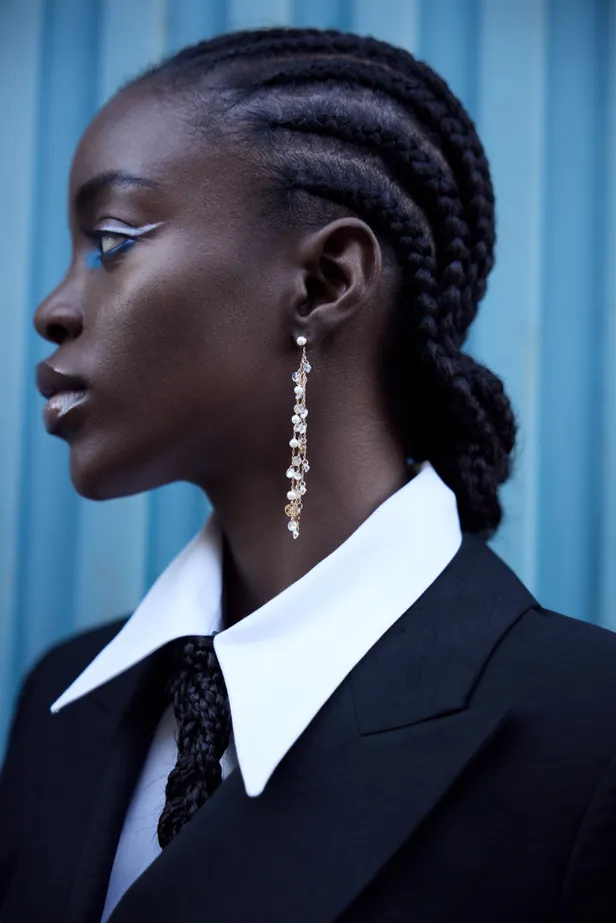 Pak: Alexander McQueen | Blouse: Prada | Panty: HYD Luxury | Oorbellen: Carolina Herrera | Schoenen: Chanel 