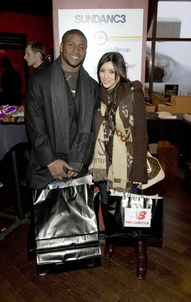 Niet te beroerd voor een freebie: Kim Kardashian met haar toenmalige liefje Reggie Bush en een set goedgevulde goodie bags.