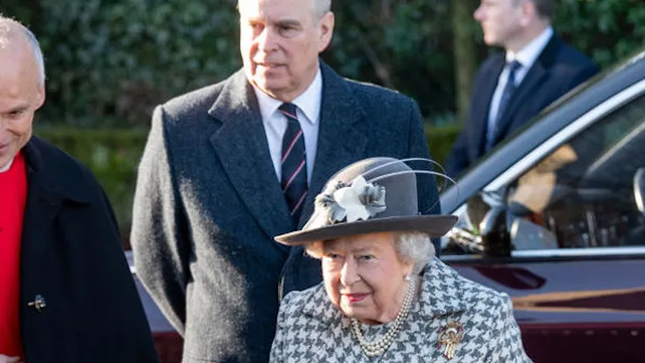 Prins Andrew naar de kerk met de queen