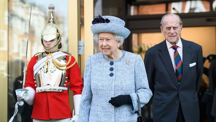 Shocking: de Queen heeft nu een LAT-relatie