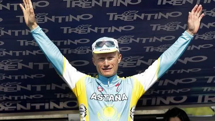 Trentino: Vinokourov met hakken over de sloot