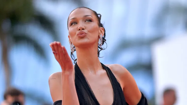 Bella Hadid op rode loper