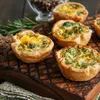 Mini-quiches met bladerdeeg en Parmezaan: zo staat er zó een feestelijke schaal op tafel | Noorderland