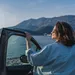 Vrouw is met de auto op vakantie bij de zee