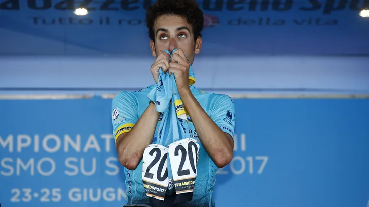 Aru won Italiaans kampioenschap in shirt overleden Scarponi