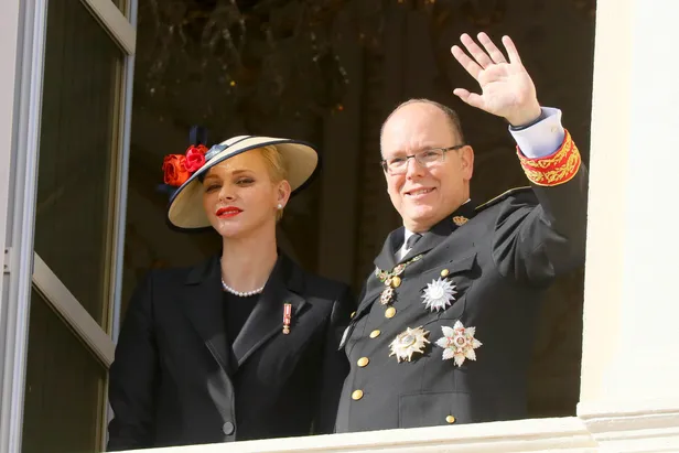 Rode accenten en parels: zo maak je een simpele outfit interessant. (Beeld: NL Beeld)