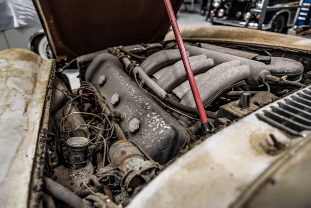 Stoffige zescilindermotor van de gevonden Mercedes 300 SL Gullwing