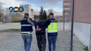 Twee Spaanse politieagenten arresteren een van de verdachten