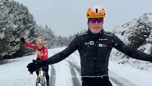 een renner en een renster van uno-x mobility zwaaien naar de camera tijdens hun hoogtestage in december