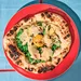 Pizza op de barbecue: Pizza met dopertwen, eekhoorntjesbrood, ei en pecorino