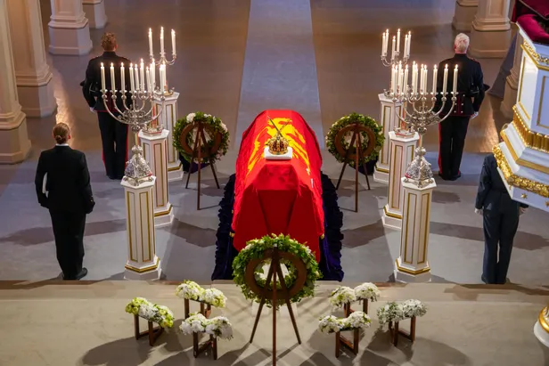 Rouwprocessie koning Harald, augustus 2026: de kist met kroon, zwaart en scepter na aankomst in de paleiskapel.