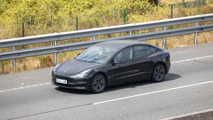 Man koopt goedkoopste Tesla Model 3 voor 14.300 dollar en repareert hem voor maar 27 dollar