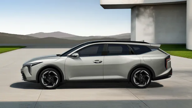 De Kia K4 Sportswagon combineert een dynamische styling met praktische bruikbaarheid voor dagelijks gebruik.