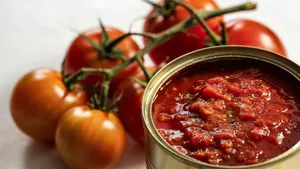 Beter dan vers én goed voor je huid: waarom dat blikje tomatenpuree stiekem een superfood is