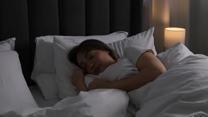vrouw slaapt niet goed eerste nacht op vakantie