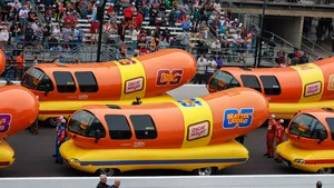 Vergeet Max Verstappen: de bloedstollende Wienie 500 met racende hotdogs is de mooiste race van het jaar