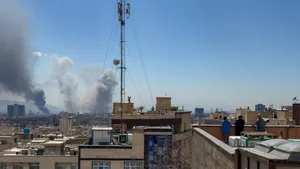 Rookwolken na bombardementen in Teheran