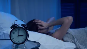 Vrouw slecht slapen juni wekker nacht