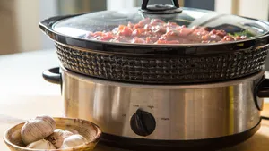 Een heerlijk stoofgerecht op tafel in digitale slowcooker Action