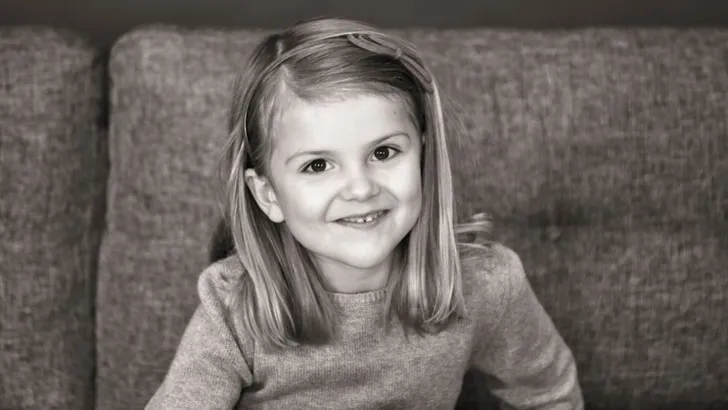 Lieve nieuwe foto's van jarige prinses Estelle