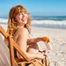 vrouw rood haar strand zonnesteek