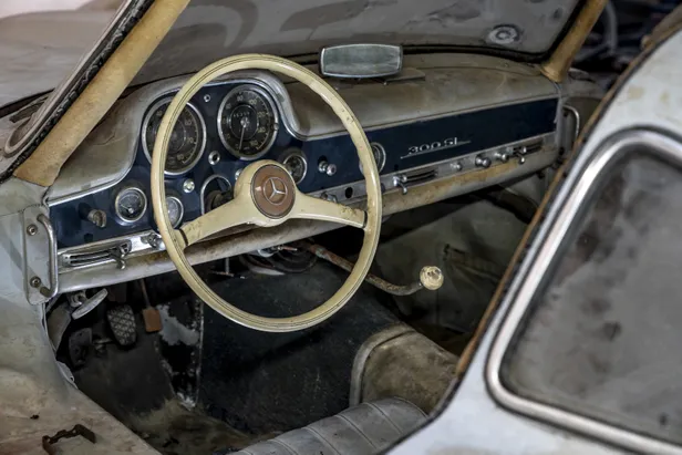 Verweerd lichtgrijs interieur van Mercedes 300 SL met gebogen versnellingspook