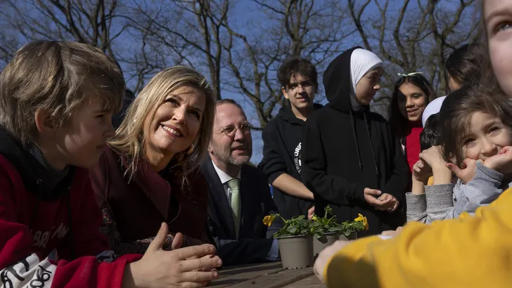 Máxima tegen gevluchte kinderen: 'Krijgen jullie wel goed te eten?'