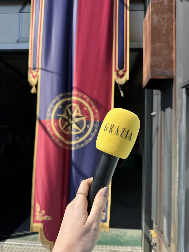 Grazia microfoon voor vlag van De Verraders