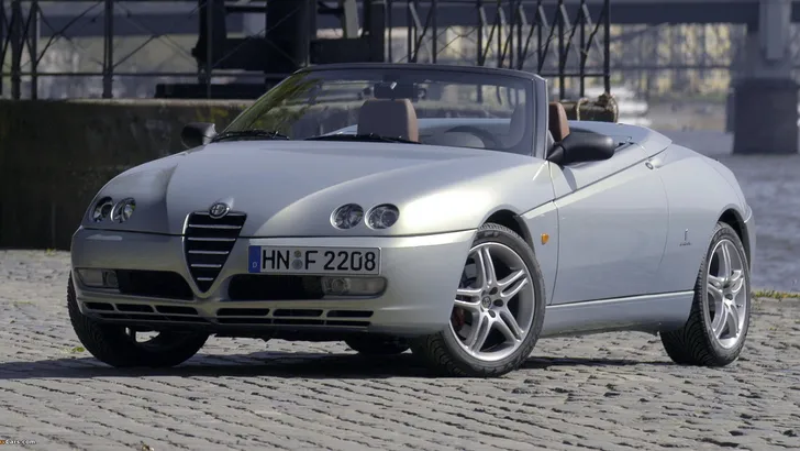 Mafkees parkeert Alfa Spider via trap voor fietsenstalling: 'Ik moet de trein halen'