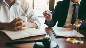 Advocaat geeft uitleg aan cliënt.