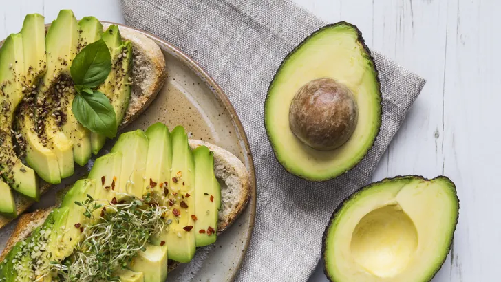 Zo wordt je onrijpe avocado binnen 10 min eetbaar