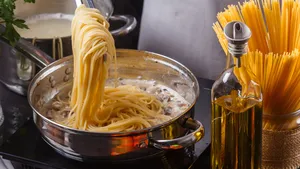 Smaakt je pasta saai? Deze kleine truc zorgt ervoor dat je pasta eindelijk smaak krijgt