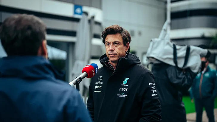 Boze Wolff: 'Diplomatiek voorbij na lachwekkende beslissingen wedstrijdleiding'