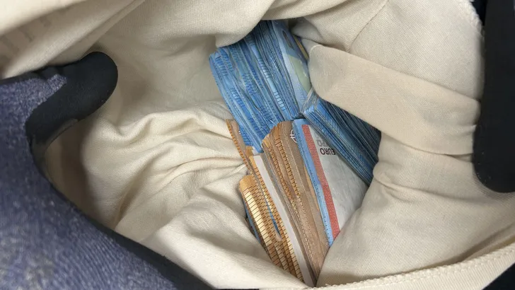 Het contante geld werd gevonden in een rugzak en twee tassen.
