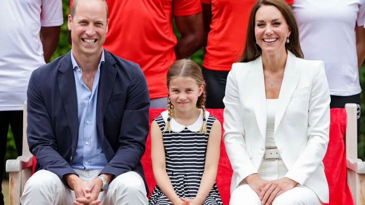 Prinses Charlotte versterkt Team Cambridge op de tribune