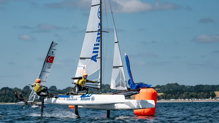 Nederlandse Nacra 17-zeilers behouden voorsprong op EK