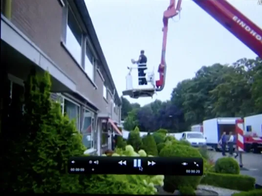 De moeder van Alexander wordt in de vriezer uit het huis getakeld.