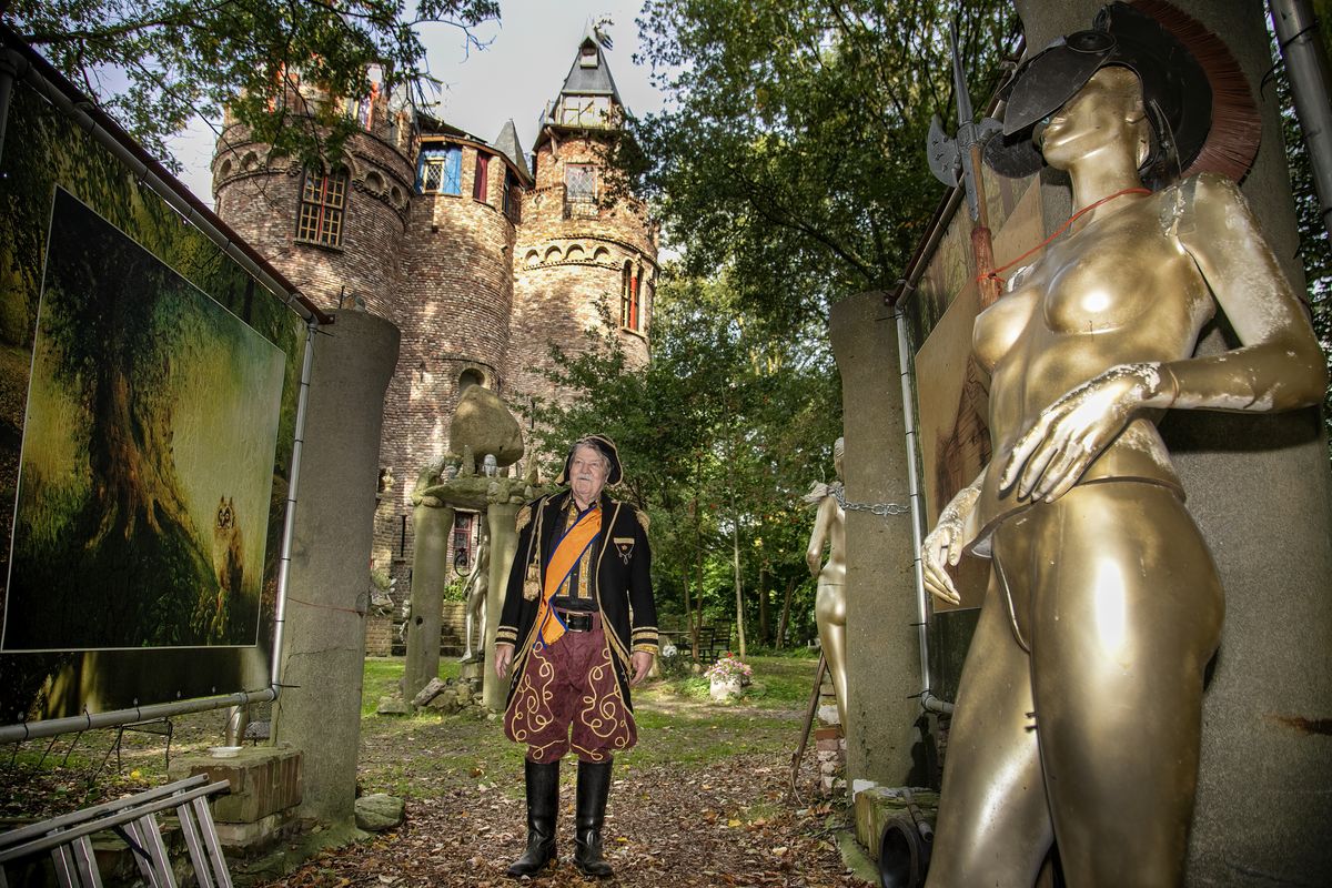 Aan de rand van Friesland werkt baron Gregorius (77) aan zijn 'middeleeuws' droomkasteel