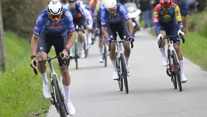 Mathieu van der Poel won de E3 Saxo Classic, maar werd bijna bijgehaald. Van der Poel iets minder favoriet voor de komende koersen? Visma-ploegleider Arthur van Dongen vindt van niet. Hij zag vooral een bizarre prestatie.