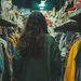 Een vrouw die door een vintage store loopt - fashion