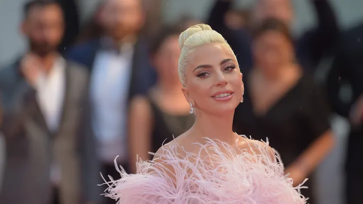 Lady Gaga straalt in jurk van Nederlandse designer