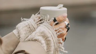 De Nespresso Travel Tumbler gaat compleet viral op TikTok. Waarom iedereen deze to-go beker wil hebben? Hij lekt écht niet! Lees meer.