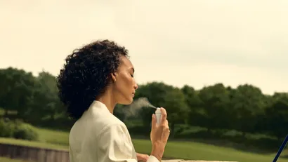 Ideaal: Met deze spray van Roquebrun breng je SPF50 makkelijk aan over je make-up