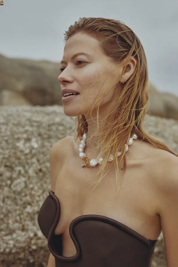 Badpak: Adriana Degreas | Ketting: Atelier Dorothee 